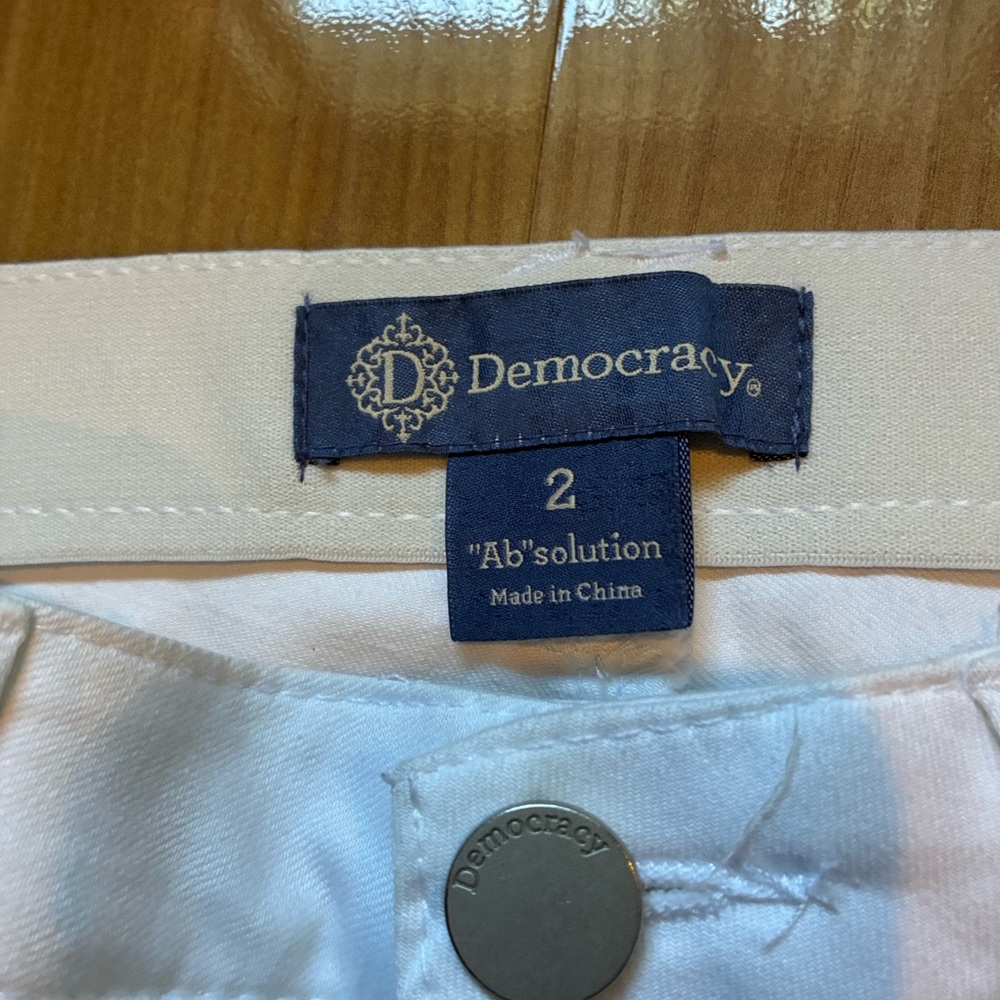 Democracy Women's White Cropped Jeans - Picture 4 of 7